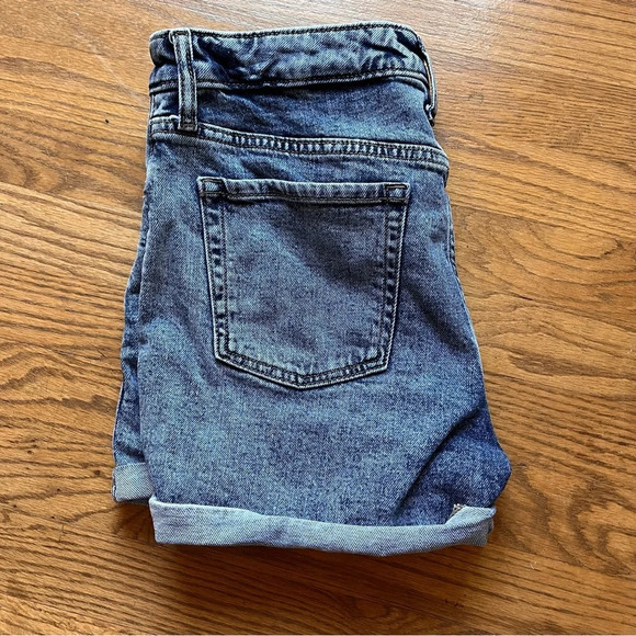✨Wild Fable Women's Blue Denim Cuffed Jean Shorts - Size 6/28 - EUC - Stretch - Picture 2 of 8